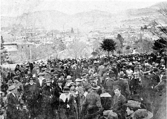   Crowd and official cars on Davies Avenue.&nbsp;  [Weekly Courier 8th August 1918 p22] 
