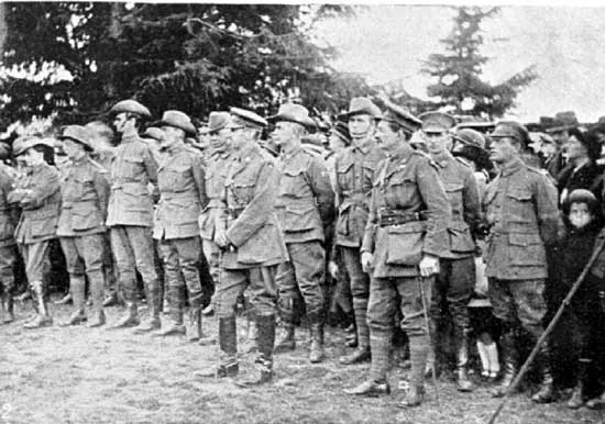   Guard of Honour. &nbsp; [Weekly Courier 8th August 1918 p22] 