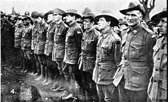   Group of returned soldiers. &nbsp; [Tasmanian Mail 8th August 1918 p18] 