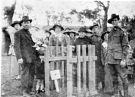   Family gathered at the tree for Lt Hare.  [Weekly Courier 8th August 1918] 