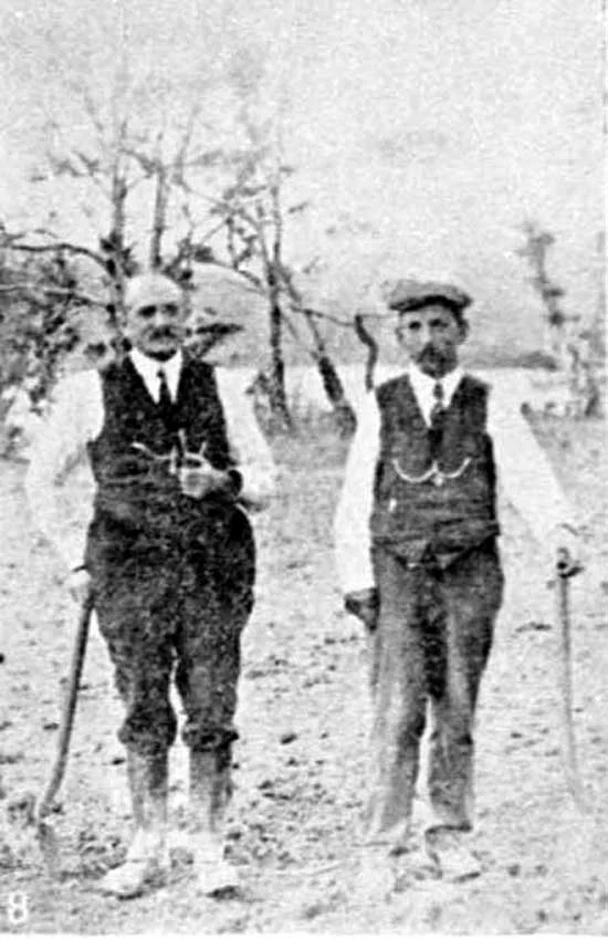   Senator Earle and Mr Morgan doing their bit, 27/7/1918.&nbsp;  [Weekly Courier 1st August July 1918 p19] 