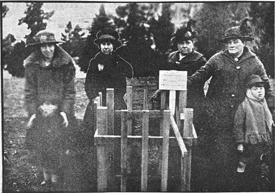   Unknown group of mourners at tree.&nbsp;  [Tasmanian Mail 8th August 1918 p18] 
