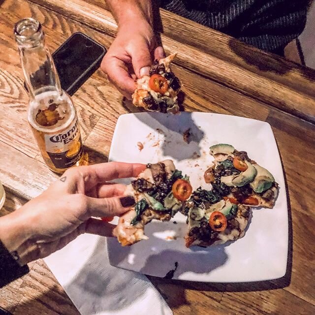 Interested in a gourmet Mexican pizza? 🍕 it&rsquo;s kind of amazing 🔥
.
.
Savor it all by yourself or share it with a friend 👫🏼
.
#mexicanpizza #newmenuitem #specials #food #yum #instafood #dogwoodtavern #barrestaurant #delish #bar #tavern #letse