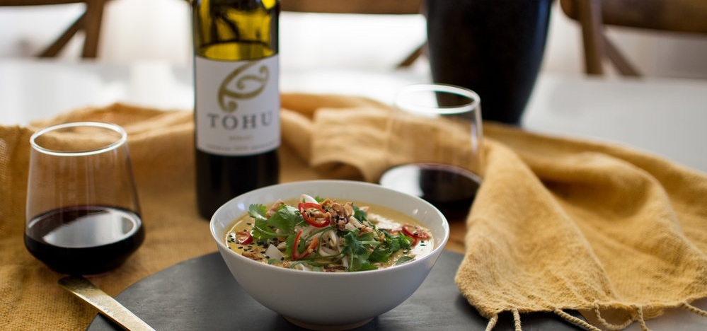 Tohu-Merlot-Creamy%252BPrawn%252BLaksa%252Bw%252BCrispy%252BShallots-5556.jpg