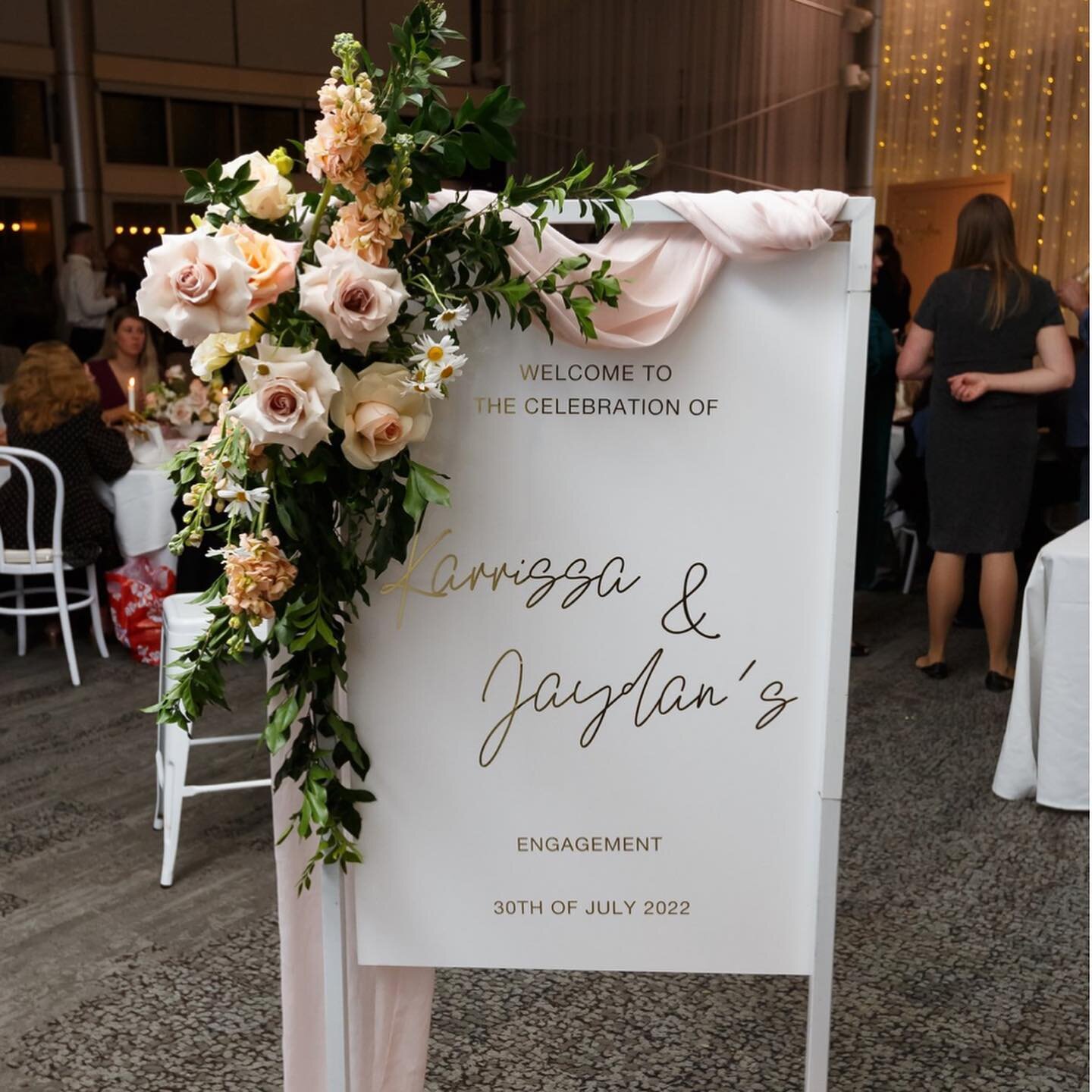 //SIGNAGE// Welcome sign florals &amp; seating charts are a beautiful way to greet your guests. We custom make all of our signage, a great add on to your florals and styling. 
Add florals, draping or candles to set the mood✨️ #weddings #eventstyling 