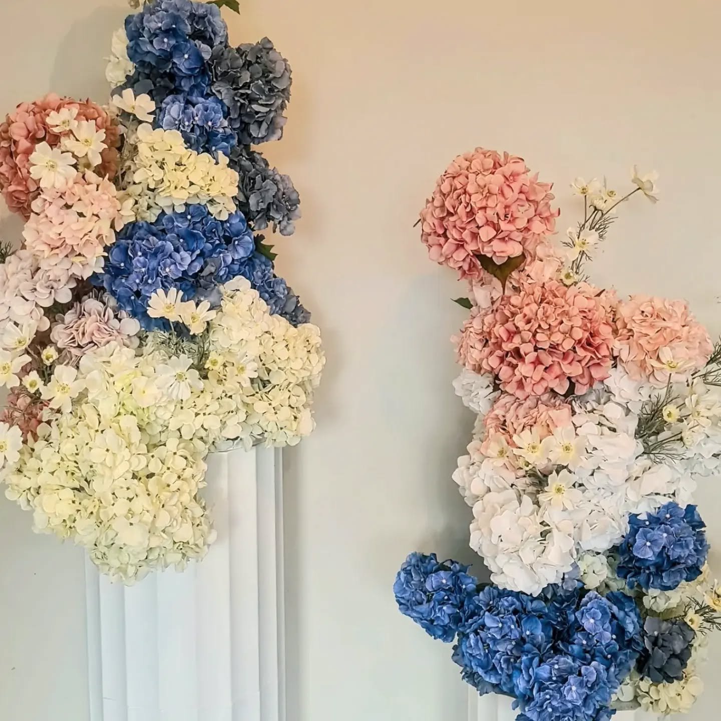 HYDIE CLOUDS Available to Hire ☁️✨
So many places for these pretties to shine at your wedding or event. Here is a few we'd recommend 👇
- Ceremony Feature 💍
- Birthday Backdrop Feature 🎂
- Surround your cake 🍰
- Staircase Moment 📸
- By your signa