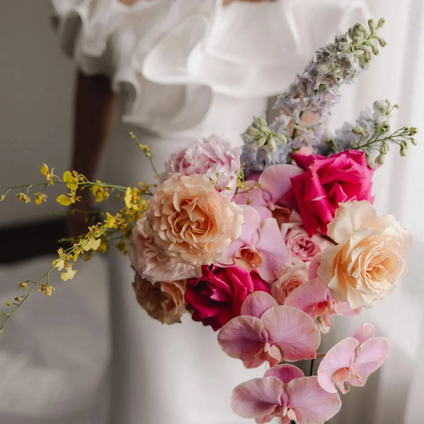 La Dolce Vita! Anna's dreamy summer bridal bouquet. Filled with the most delicious blooms, giving Almafi Coast right here in Sydney 🩷🍉🍍✨️ 
Shot beautifully by @alexmarksphotography 
Venue @pasadenasydney 

👇 2026 brides
www.darlingevents.com.au 
