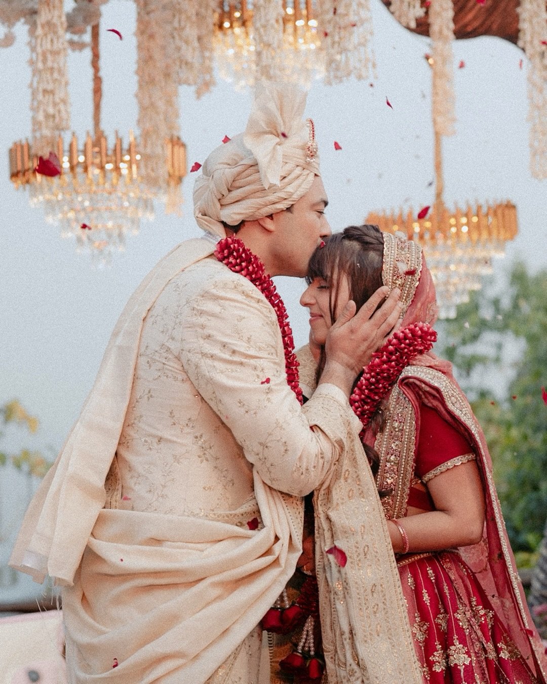 Wrapped in the winter charm of Darjeeling, amidst mist-covered hills and tea estates, Sonali and Aditya celebrated their love in an intimate gathering with their closest family. Their story unfolded against one of India&rsquo;s most enchanting landsc