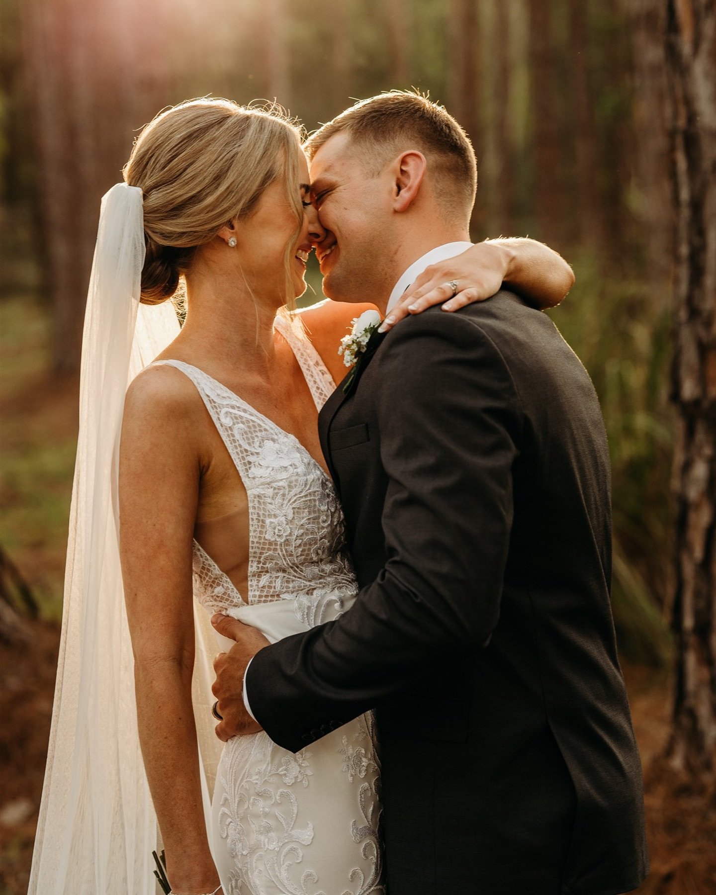 💛 Today&rsquo;s venue spotlight is The Barn in Cooroibah, and I can&rsquo;t say enough about how special this place is! Nestled in the Noosa Sunshine Coast Hinterland, it&rsquo;s the perfect blend of rustic charm and romantic vibes. ✨🌲

What I love