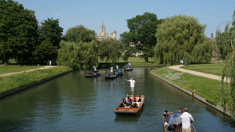 Historic Cambridge on a private Cambridge and punting tour