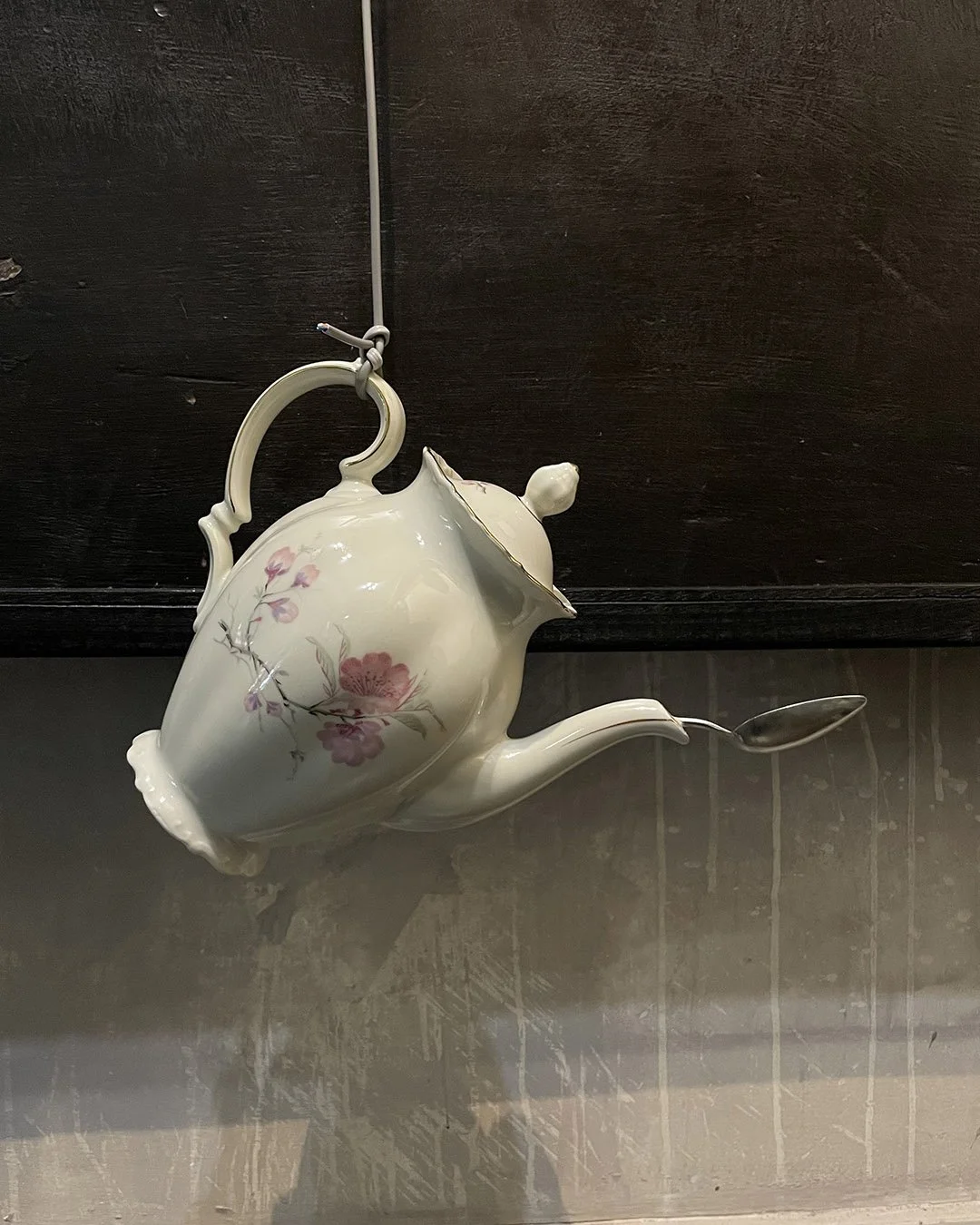 1 Virgilio Rospigliosi Colazione sul lago di Como (Defunzionalizzazione) . 2004-2025, acrilico su tavola, filo elettrico, porcellana e acciaio 100x70 4.jpg