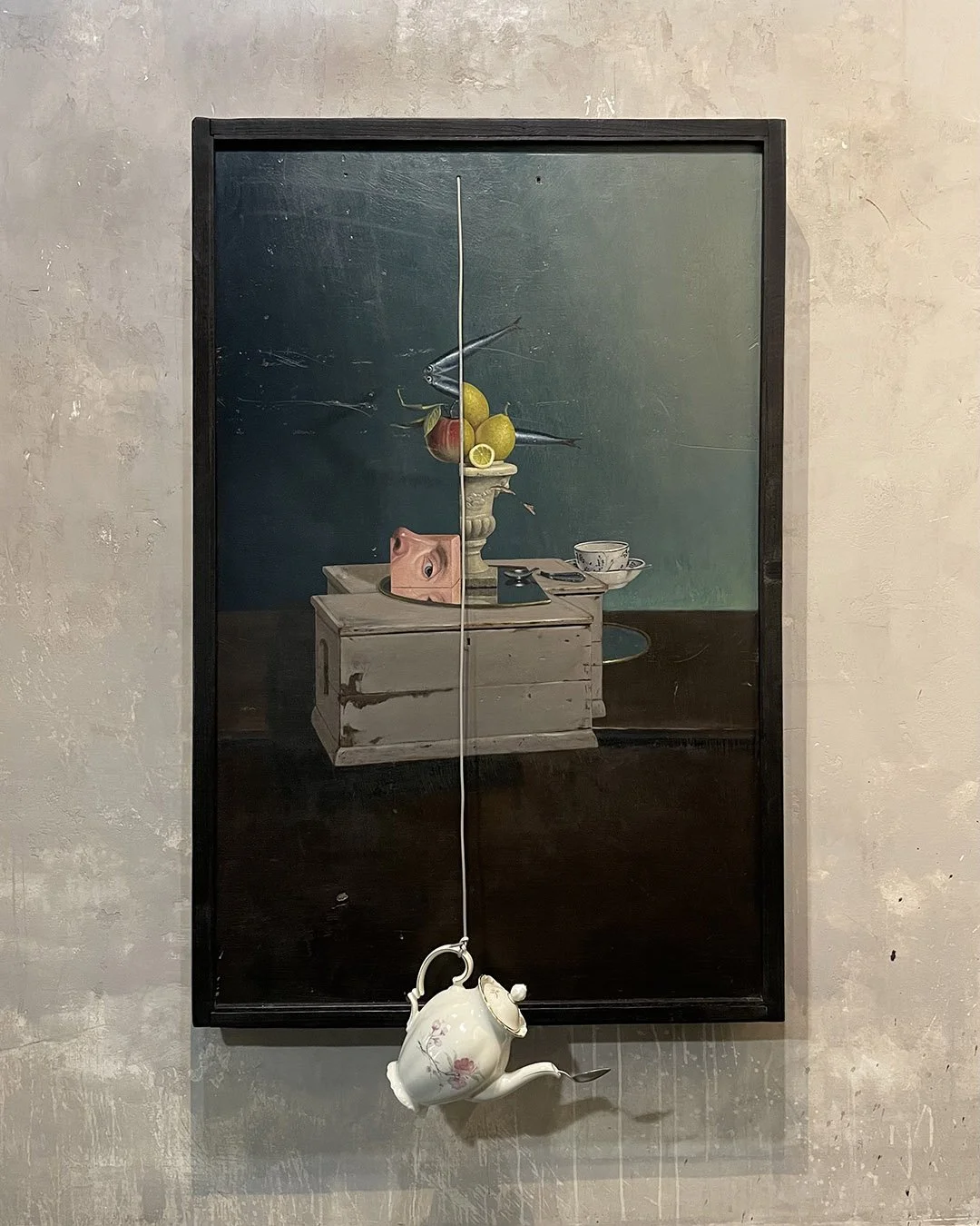 1 Virgilio Rospigliosi Colazione sul lago di Como (Defunzionalizzazione) . 2004-2025, acrilico su tavola, filo elettrico, porcellana e acciaio 100x70.jpg