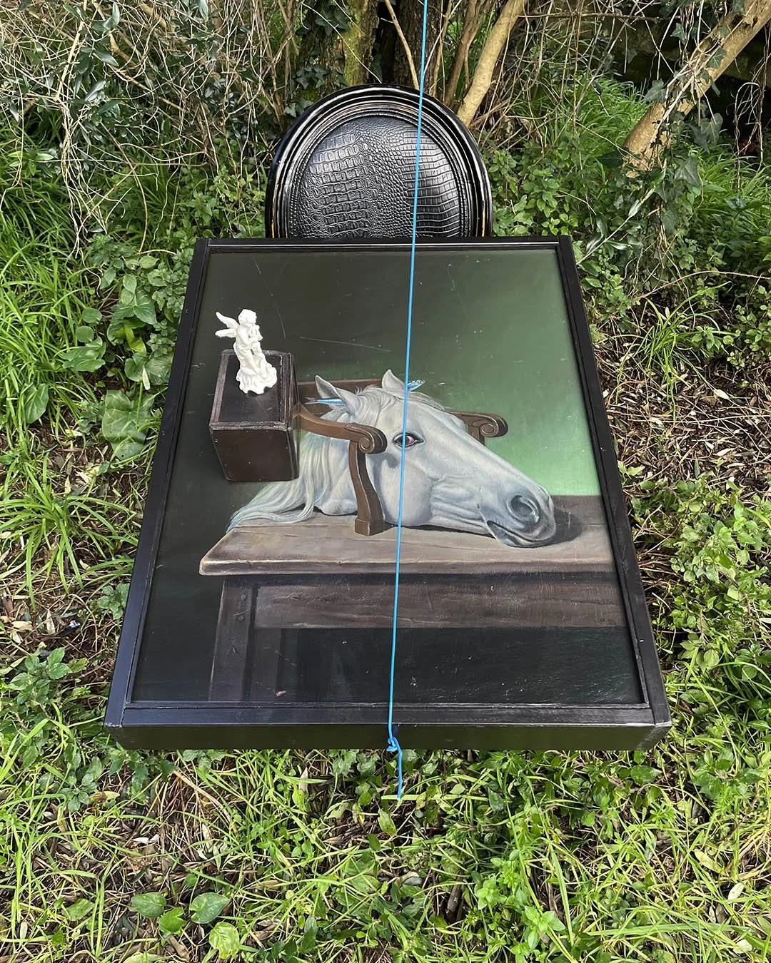 Mimesi reale . Virgilio Rospigliosi 2004-2026, installazione performativa. dipinto 80x60, poltrona, legno ,specchio porcellana e filo elettrico 2.jpg