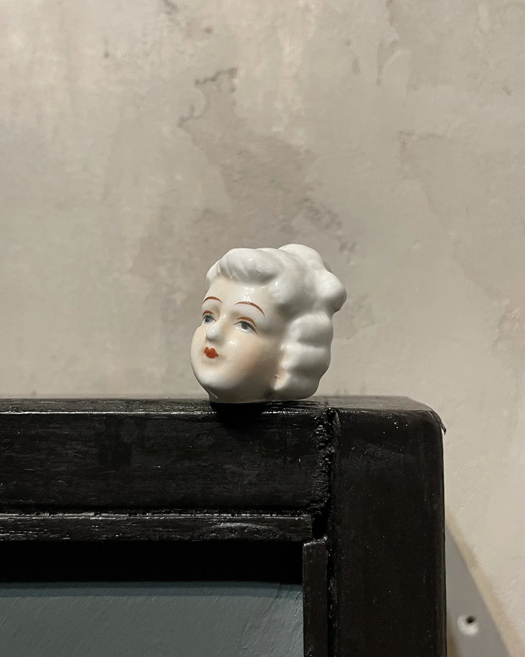 Virgilio Rospigliosi Rapporto sessuale consensuale, 80x60x20, acrilico su legno e porcellana 5.jpg