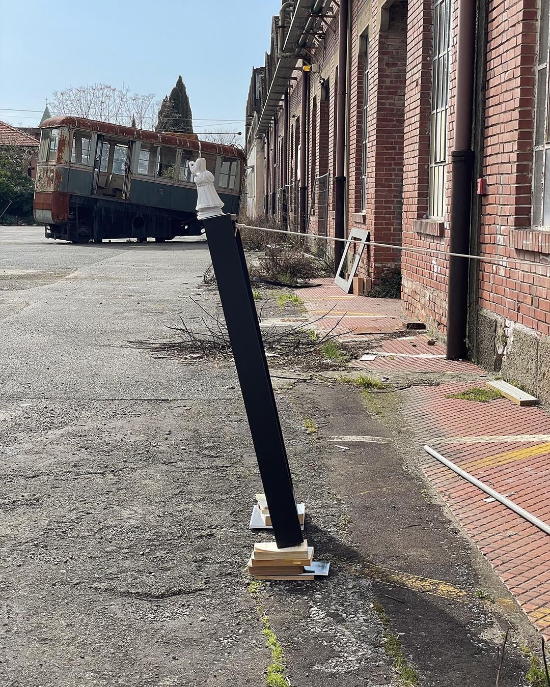 Virgilio Rospigliosi. residuo di cultura in bilico e defunzionalizzazione. 1985-2025 installazione performativa di 45 minuti dimensioni reali. dipinto 110x70, libri, porcellana e corda 3.jpg