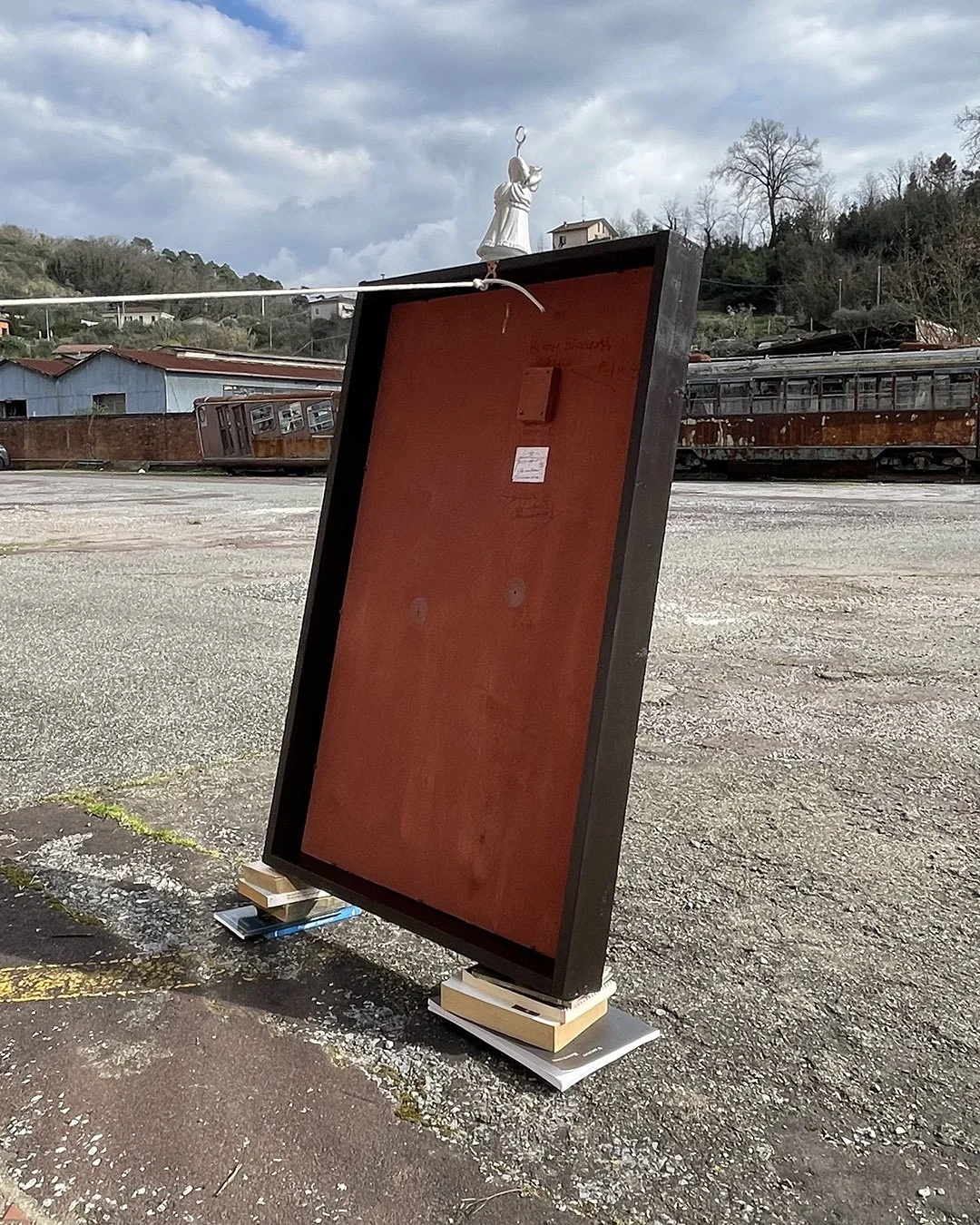 Virgilio Rospigliosi. residuo di cultura in bilico e defunzionalizzazione. 1985-2025 installazione performativa di 45 minuti dimensioni reali. dipinto 110x70, libri, porcellana e corda 4.jpg