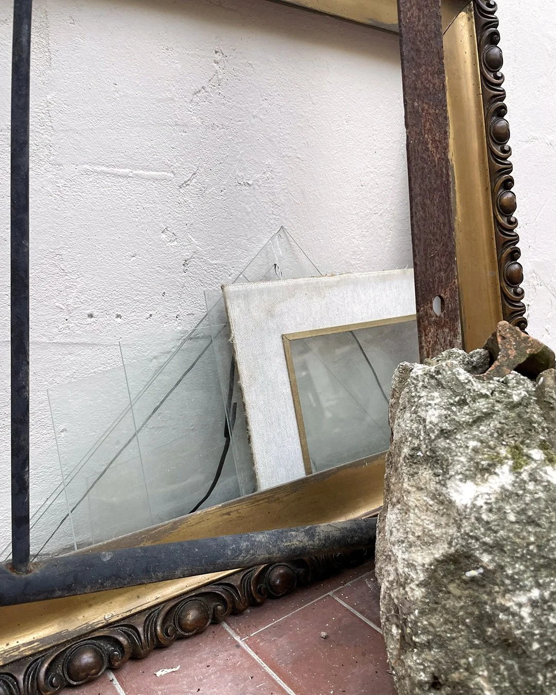 Virgilio Rospigliosi.  Arte contemporanea. installazione performativa di 40 minuti. cemento, laterizi, cornice, vetro, ferro 2025- 1.jpg