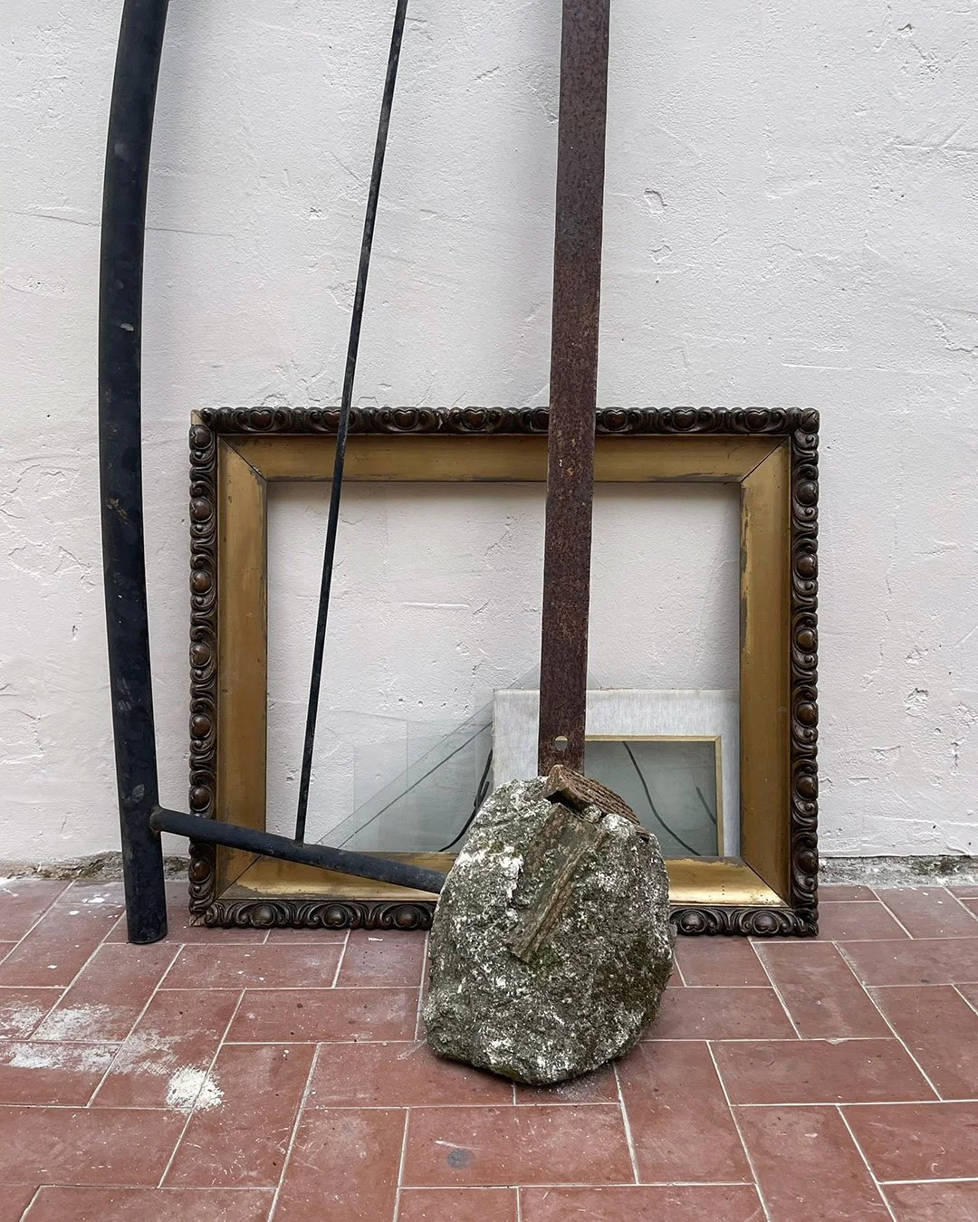 Virgilio Rospigliosi.  Arte contemporanea. installazione performativa di 40 minuti. cemento, laterizi, cornice, vetro, ferro 2025- 2.jpg