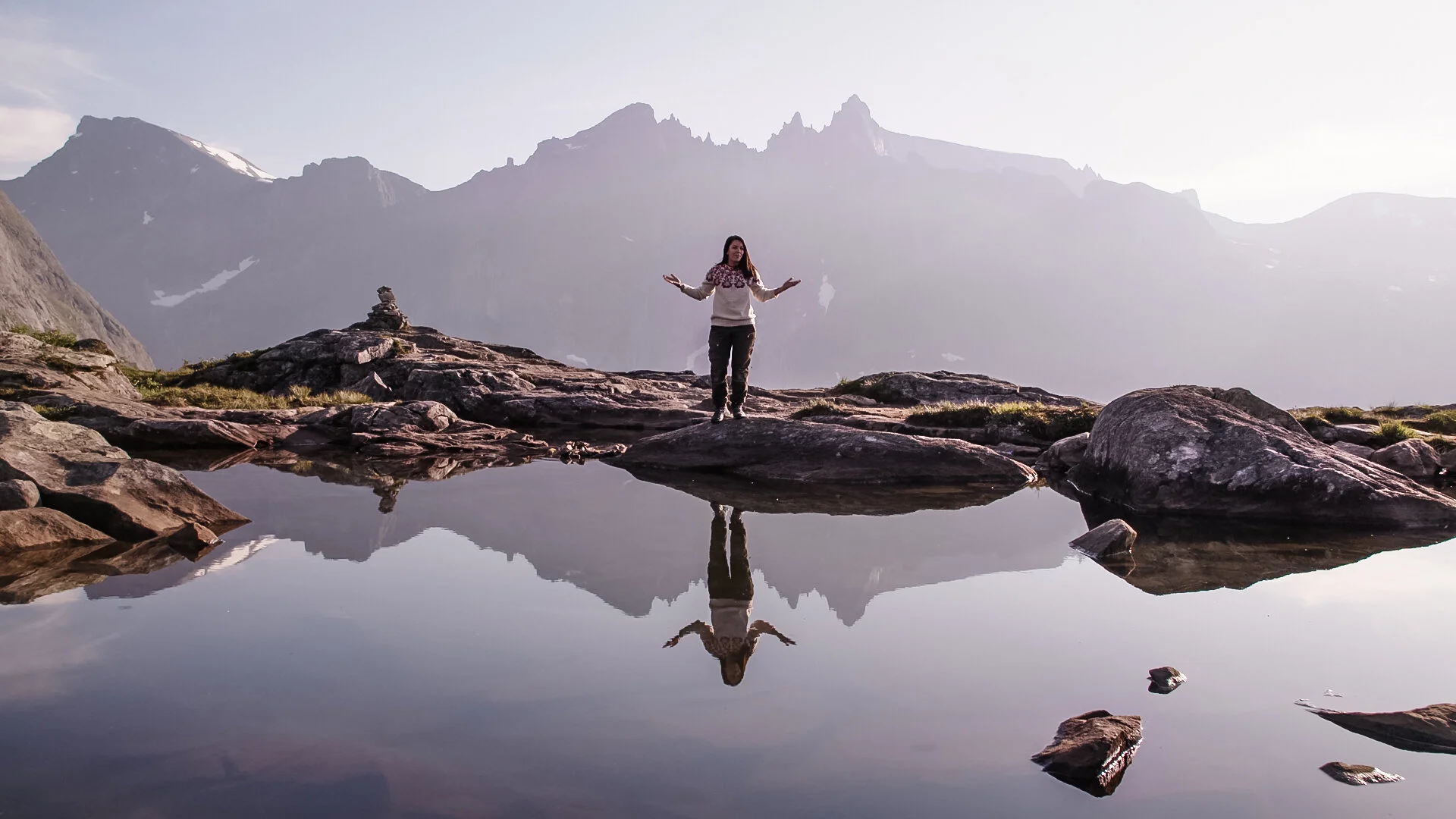 Selda Ekis på Litjefjellet foran Trollveggen. Skjermdump fra pilot.