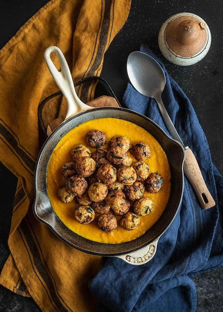Albóndigas de vegetales con salsa de tomate y comino