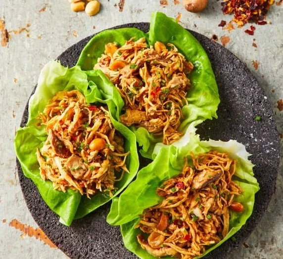 Tacos de Lechuga con pollo y aguacate