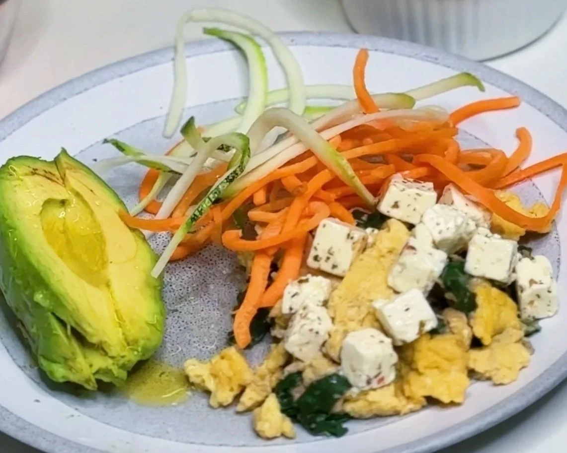 Un desayuno que se potencia a sí mismo: huevos con espinaca, vegetales frescos y aguacate
