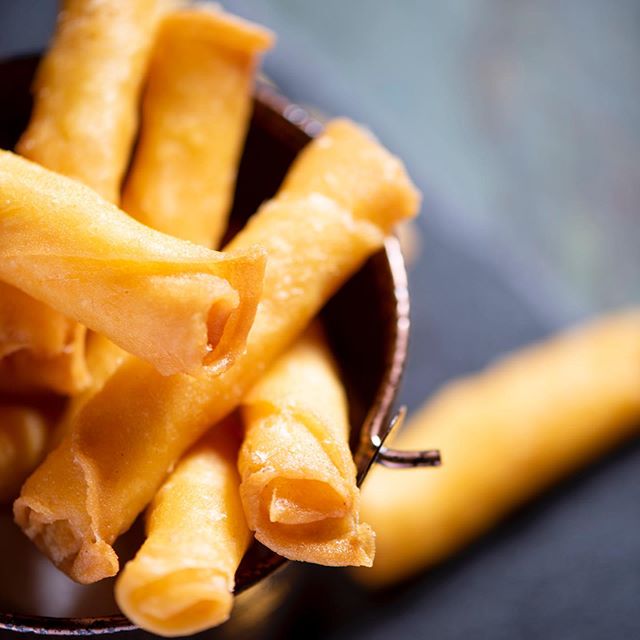 Organic Cheesesticks with melted Dutch 🧀 cheese in crispy crust! 
#foodphotography @maartenfleskens 
#cheesesticks #amsterdamfood #cheese #organic #foodie #foodlover #frying #veggie