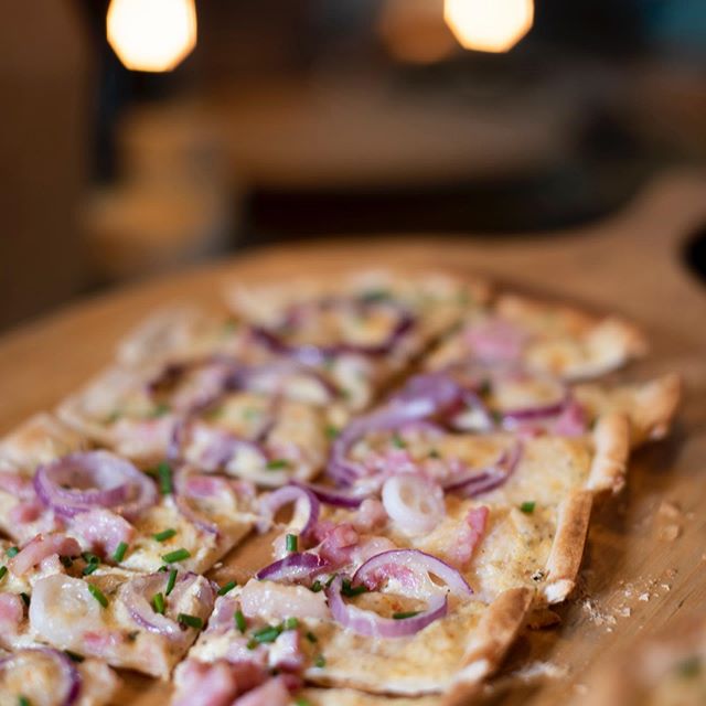 Flammkuchen classic with bacon, cheese, red onion &amp; chive! Available at Grizzl stores ; @market33zuidas &amp; @gelderlandplein 
#foodphotography @maartenfleskens 
#flammkuchen #flammkuchenliebe #bacon #cheese #redonion #chive #cremefraiche #sourc