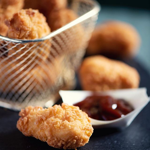 Grizzl&rsquo;s Crispy Chicken Nuggets with a perfectly crispy outside and juicy inside. With BBQ sauce! 
#yummy #chickennuggets #chicken #foodie #tasty #food #foodporn #delicious #foodlover #foodblogger #crispychicken #meat #hungry #halal #kipnuggets