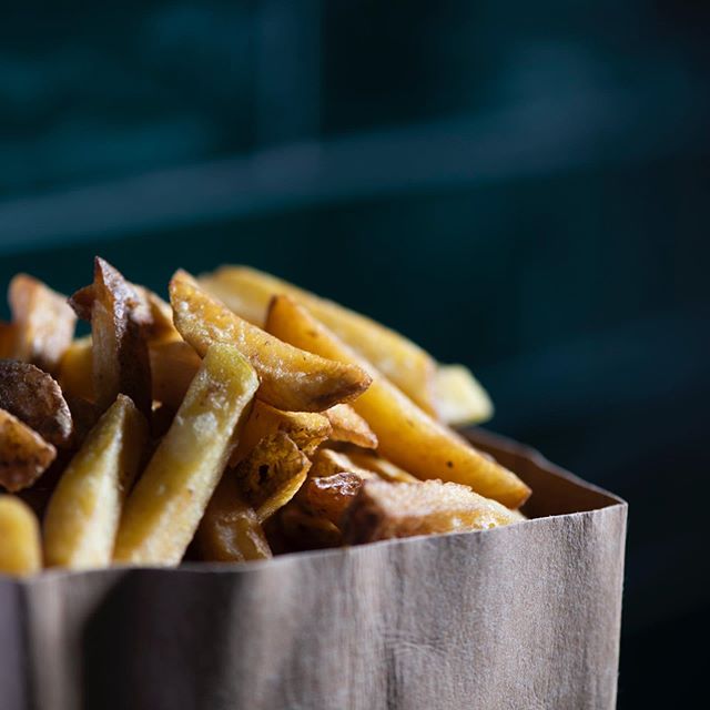 Hoera! Het frietje bestaat 150 jaar in Nederland! 🥳🍟 https://nos.nl/l/2303994 #versefriet #mayonaise #amsterdamfood #foodphotography @maartenfleskens