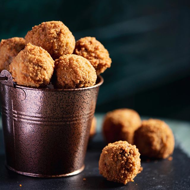 Wij krijgen vaak de vraag ; &ldquo;Waarom heet een bitterbal een bitterbal?&rdquo; 🤯

Meer dan honderd jaar geleden werden de eerste bitterballen verkocht in caf&eacute;s. Bitterballen zijn ontstaan doordat mensen trek kregen tijdens het drinken van