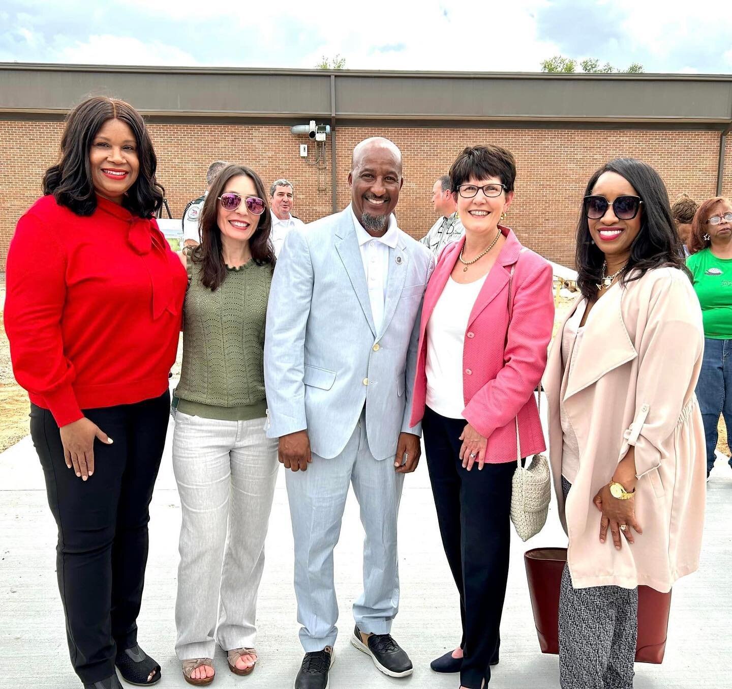 Better Block 2019 volunteers are thrilled to celebrate the groundbreaking of the Nellie Lutcher Park🎶 

Vision, plan, and teamwork = implementation!