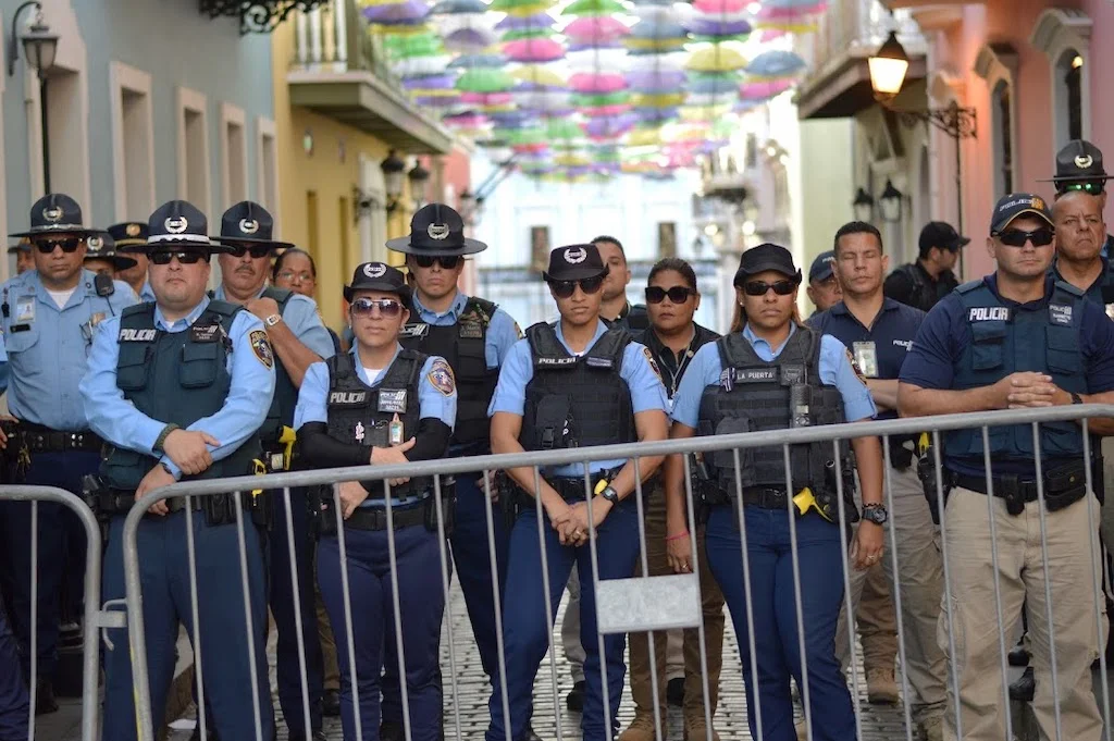 Parte de la fuerza policial que custodiaba la calle Fortaleza durante el #PlantónFeminista. (Andrés Santana Mirana / ONCE)