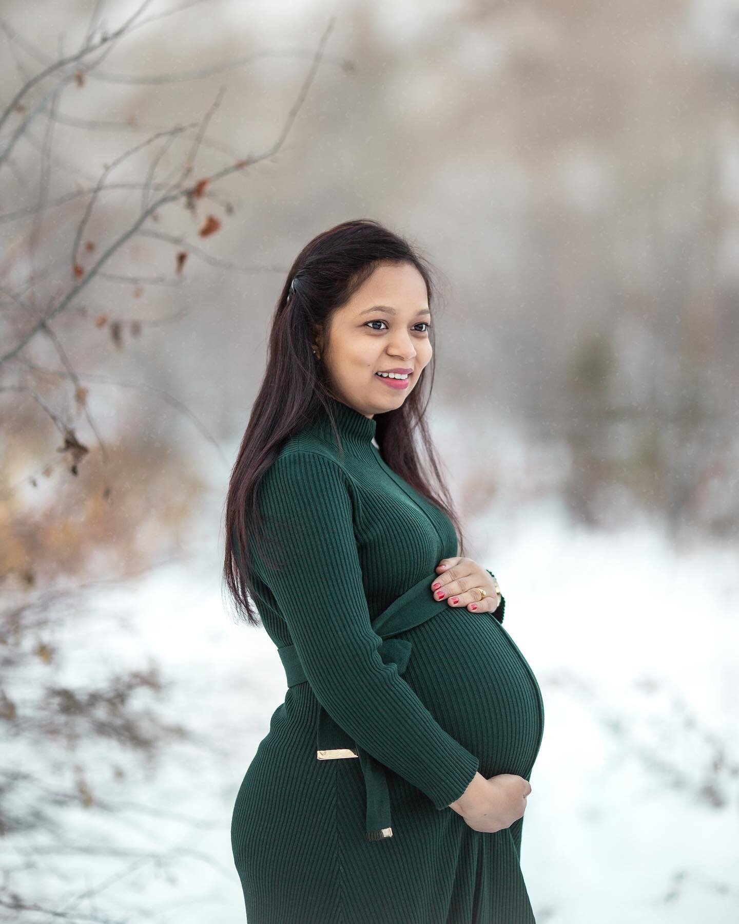 Winter beauty ❄️. 
Those who brave the cold get some unique photos. Love love love the green dress she chose for the session 😍.
.
.
.
.
.
.
#yycmoms #calgarymaternity #outdoormaternity #outdoormaternityphotography #wintermaternity #calgarymaternityp