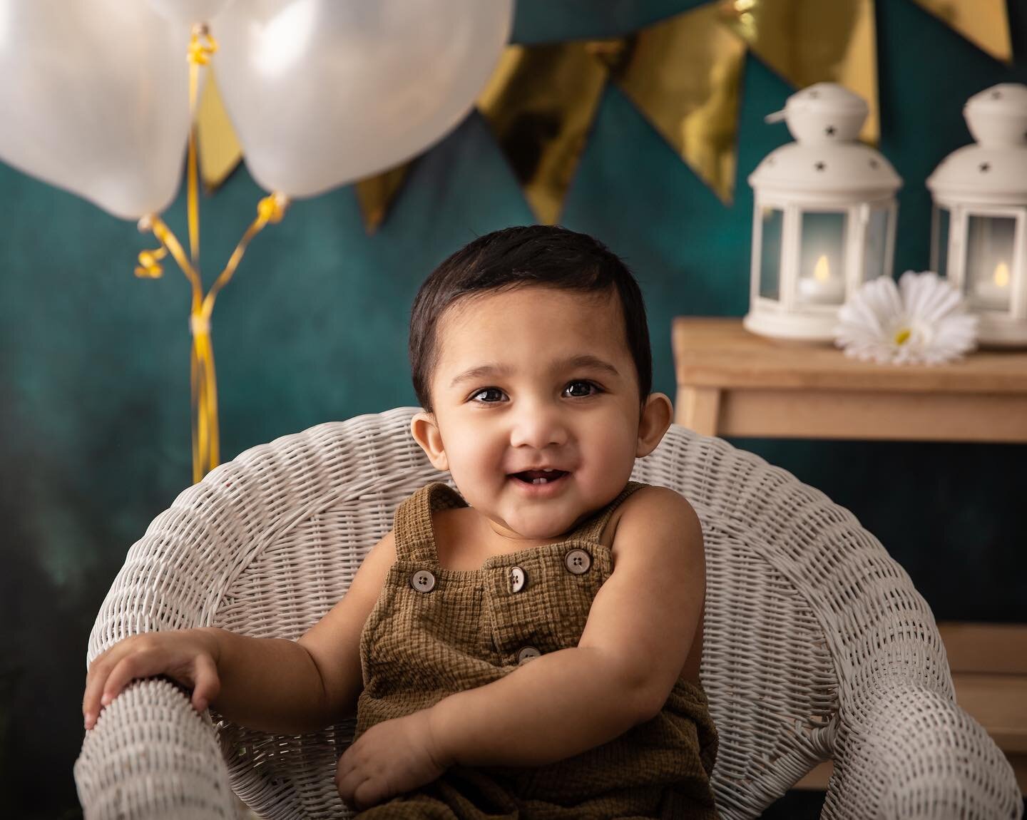 Happy Monday! 
.
.
.
.
.
.
.
#yycportraitphotographer #calgaryphotographer #calgaryfamilyphotographer #portraisession #babyportraitsession #oneyearoldboy #cutebabyboy #lovemyjob #ilovephotography #greenbackdrop #ilovegreen #firstsessionof2021 #birthd