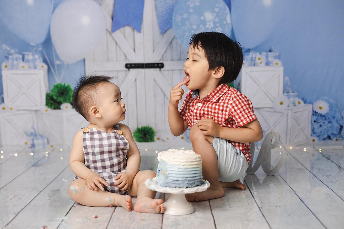 These brothers are so cute! Big brother enjoyed the cake too 💙 
.
.
.
.
.
.
#calgaryphotographer #calgarycakesmash #calgaryfamilyphotographer #calgarymoms #cakesmash #brothers #cuteness #lovemyjob #oneyearold