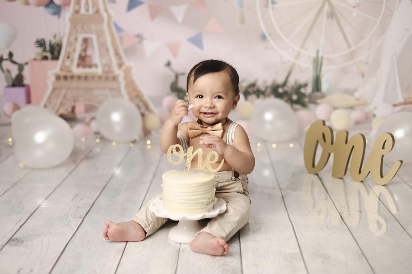 Happy little cake smasher! ❤️ 
Don&rsquo;t rule out pink for boys when it comes to photo shoots or blue for girls. Love this set for this happy little guy!
.
.
.
.
.
.
.
.
.
#calgaryphotographer #calgarycakesmash #calgarychildphotography #calgarymoms