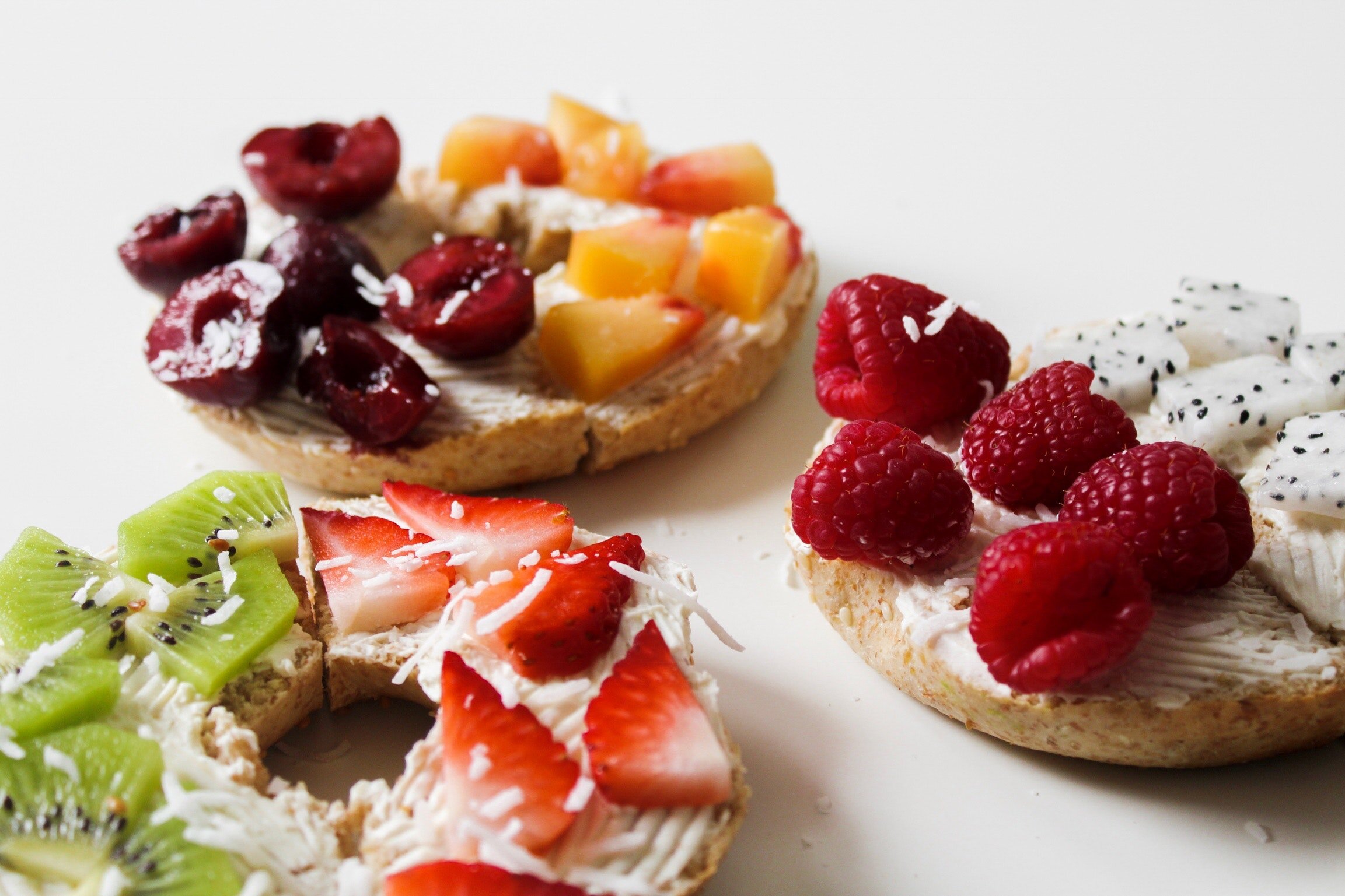 sliced-variety-of-fruits-on-round-baked-bread-946543.jpg