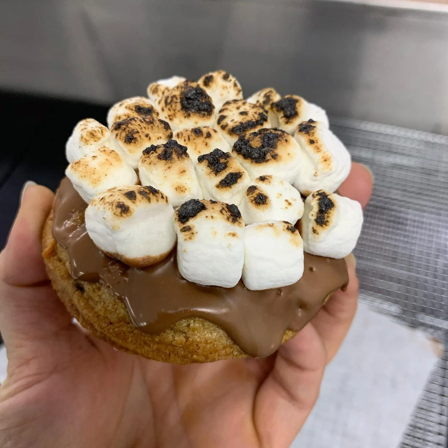How cute is this mini s&rsquo;mores?!
🔥🍪🔥🍪
What big cookie flavor would you like next week? We&rsquo;re definitely bringing back fudge Oreo (yes, the one with your favorite frosting) but what else? 🤔