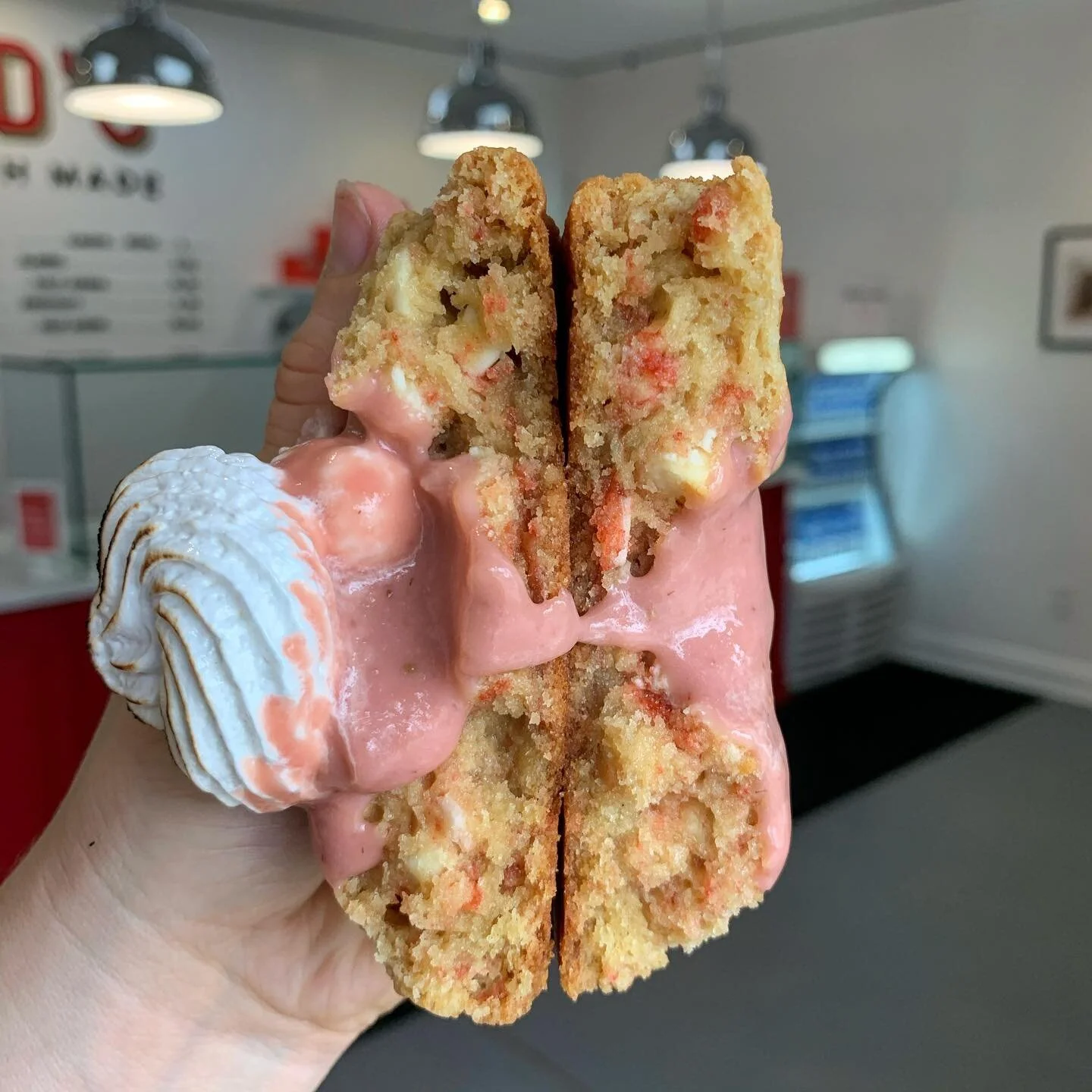 🍓Strawberry Shortcake filled with white chocolate and our scratch made strawberry curd 🤤🤤🤤
🥰Fudge Frosted Oreo
🍎Spiced Caramel Apple
🍪Chocolate Chip
🍂Snickerdoodle
🥜PB Chip
🧁White Chocolate Sprinkle
🍫Triple Chocolate
🍪Salted Brown Butter 