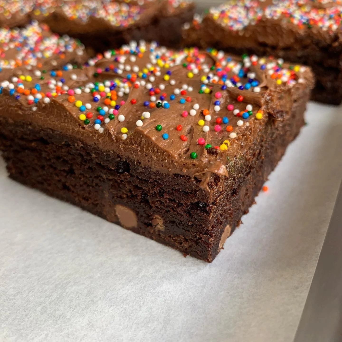 Limited supply of fudge brownies today!
🍂Pumpkin Cheesecake
🥜Nutty Buddy
🍎Spiced Caramel Apple
🍪Chocolate Chip
🍂Snickerdoodle
🥜PB Chip
🧁White Chocolate Sprinkle
🍫Triple Chocolate
🍪Salted Brown Butter Chocolate Chunk
😊GF Chocolate Chip
🍦Van