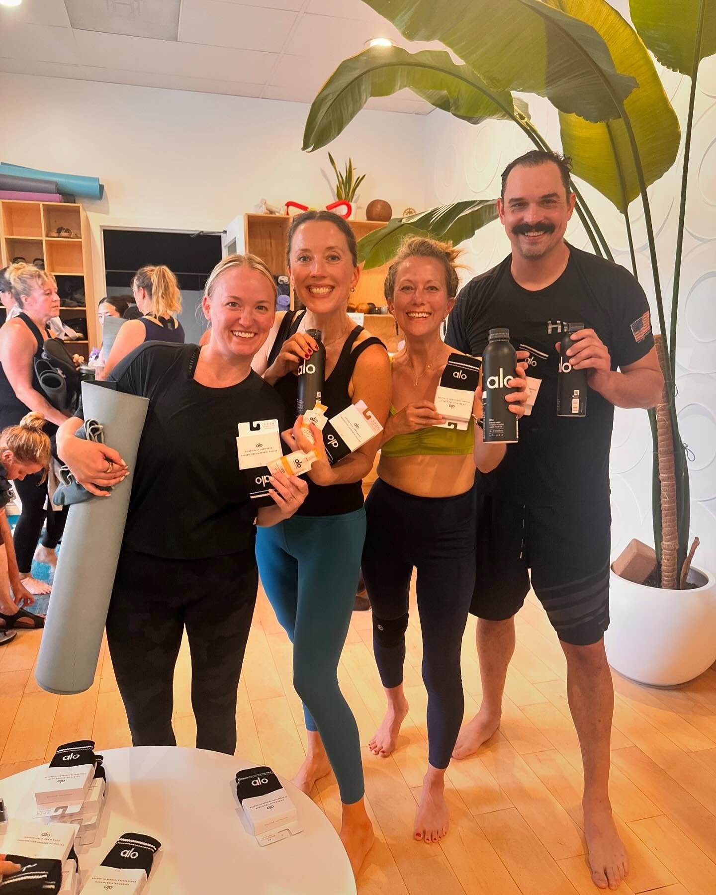 Thanks so much to @aloyoga for hosting our Flow class today! Yoga *AND* free gifts and treats?! Yes please. 💙 Check out Alo&rsquo;s gorgeous new store at Washington Square!