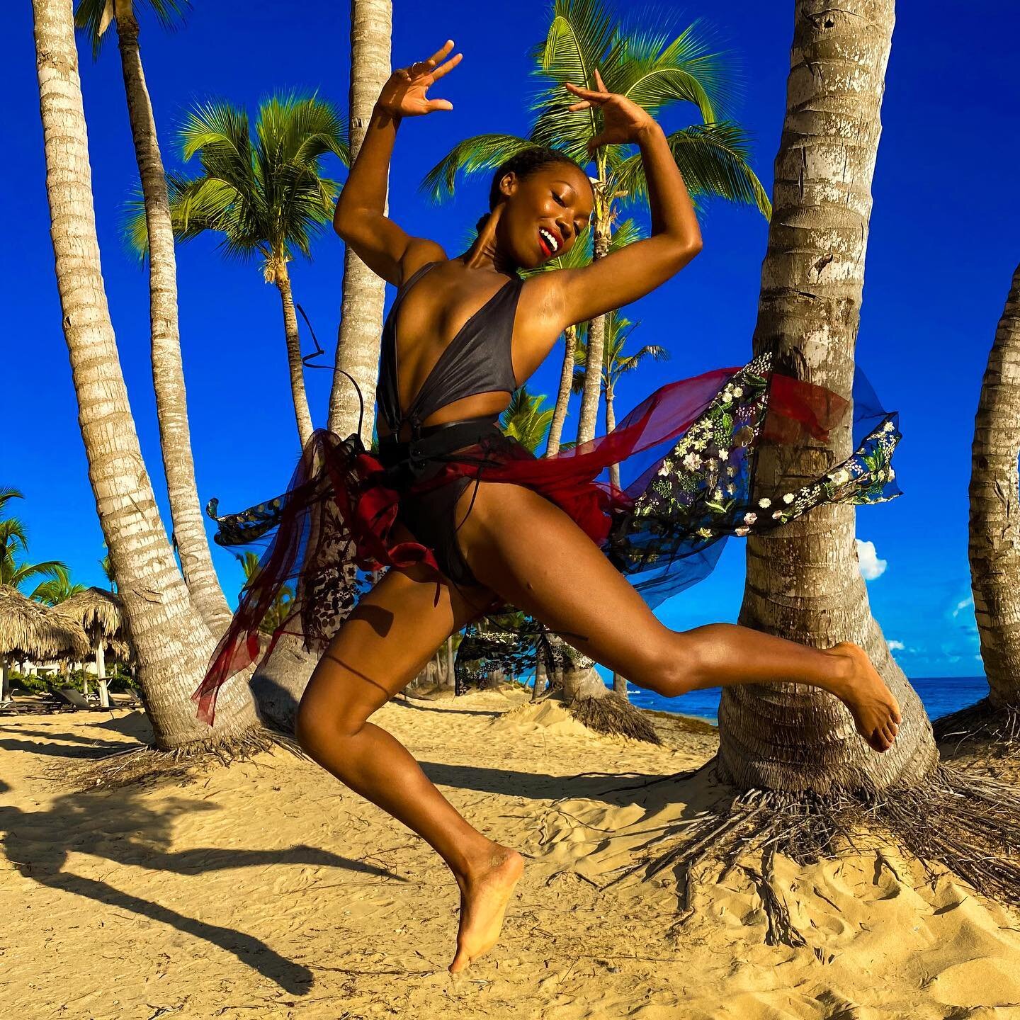 I&rsquo;m no dancer but I LOVE dancing!
 This is one of my favorite swim combos but I haven&rsquo;t been able to wear it for a while and the DR was the perfect location 😍🌅. 
This picture was followed by champagne, dinner and cupcakes 🧁 with @frenc