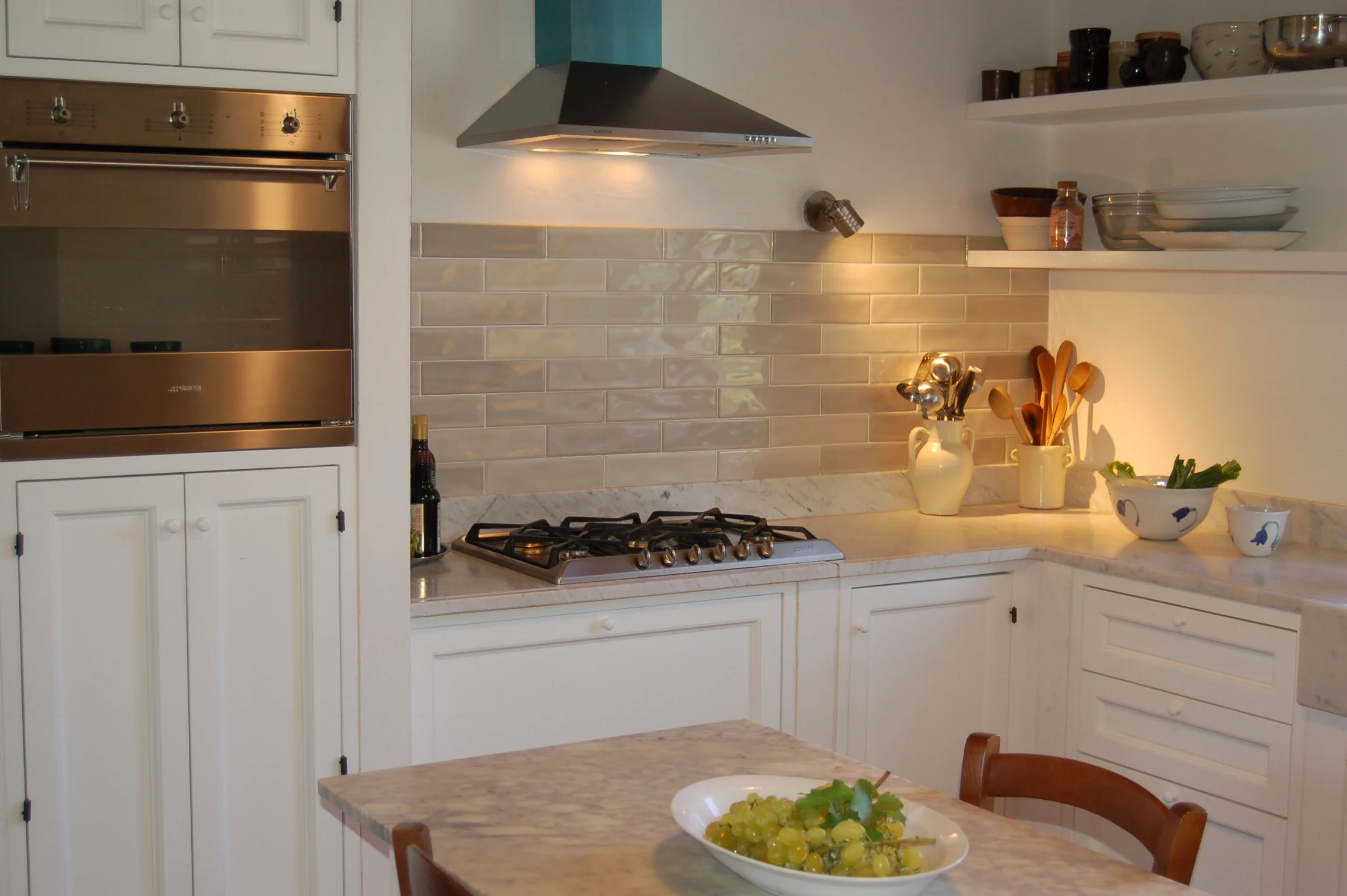  Main kitchen with range, oven, dishwasher and fridge 