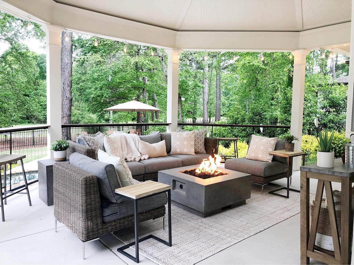 With Spring in bloom🌷, Summer around the corner and the temperatures getting warmer, outdoor entertaining is one of our favorite ways to enjoy the weather.☀️ Having an outdoor space as an extension of your home is the perfect way to enjoy the weathe