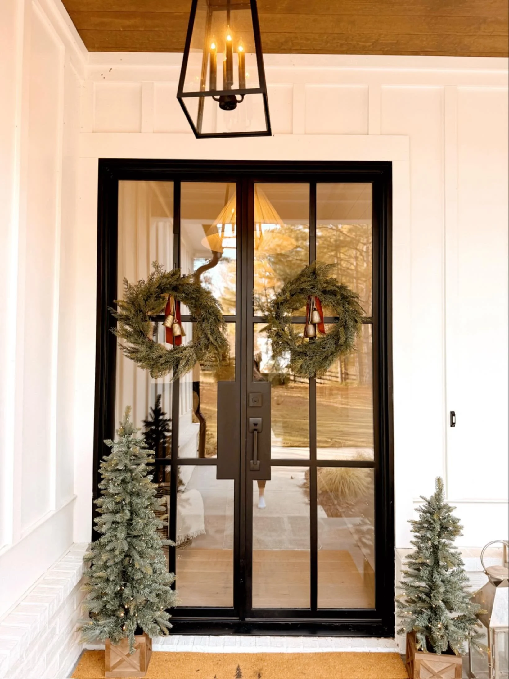Affordable holiday d&eacute;cor that still looks high-end? Yes please. 🎄✨

These gorgeous Target wreaths + the perfect Wayfair entry trees are proof that you don&rsquo;t need a huge budget to create a Modern Classic Christmas entryway. Simple, timel