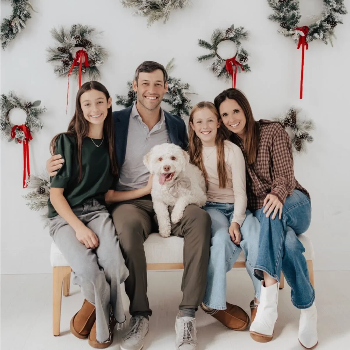 Thankful for family, for laughter that fills the room, for full plates, fuller hearts&hellip;and for the one family member who definitely thinks this whole photo shoot was about them (looking at you, Milly 🐶🤣). Well let&rsquo;s be honest, it was!! 