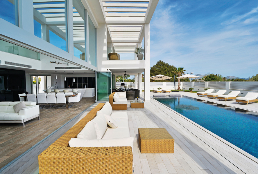 Image from Engel & Volkers Blog (Seamless Infoor & Outdoor Living)