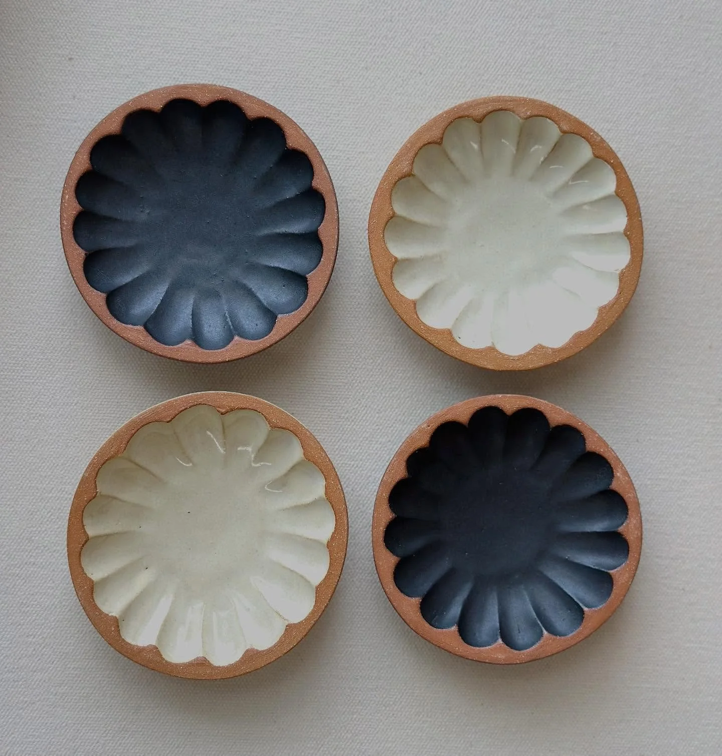 Experimenting with carving the interior of a little dish.  This might be harder to do on a larger piece
#clayexperiments #pinchbowls #handmadeceramics