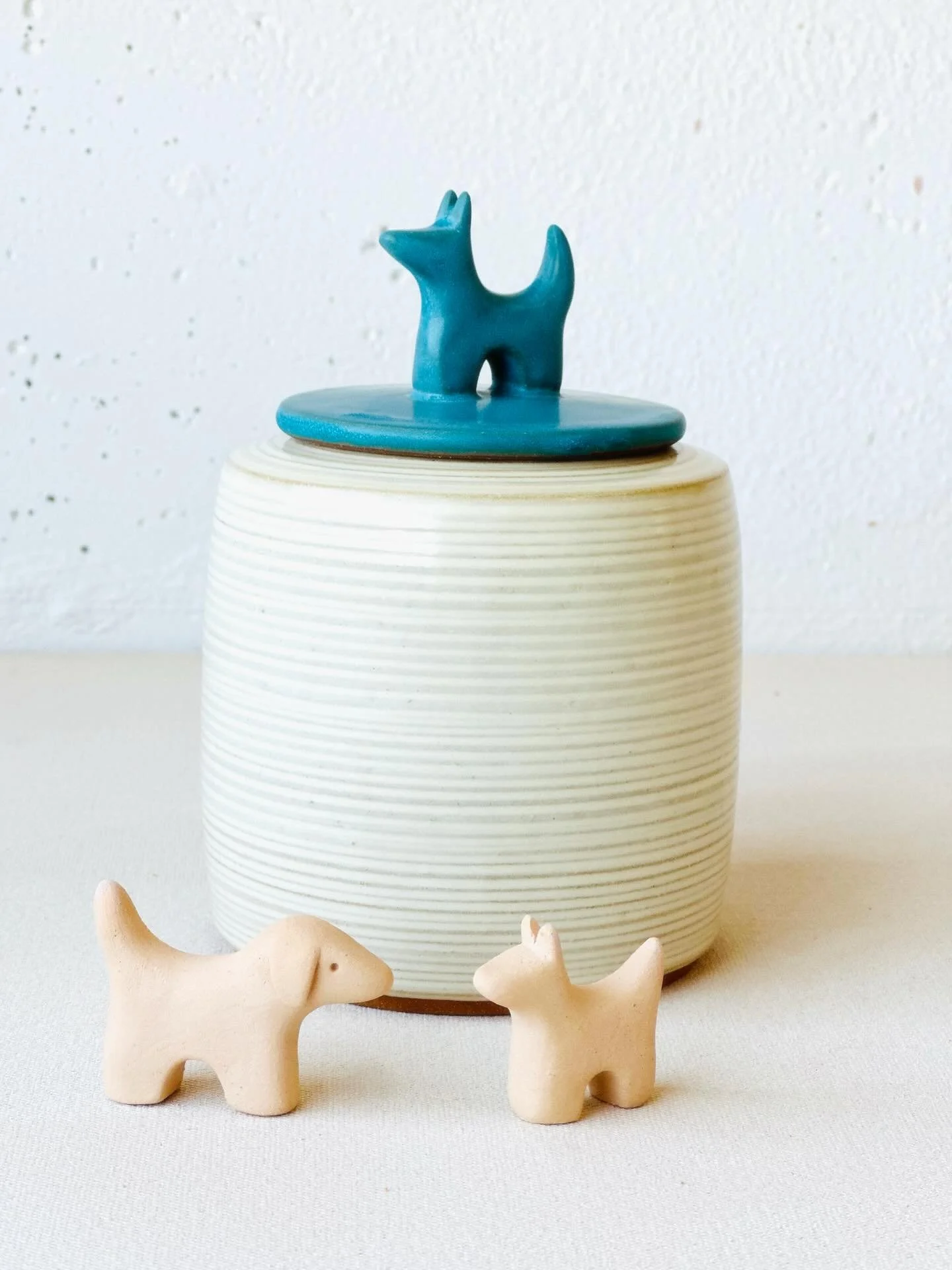 I can&rsquo;t believe it took me this long to make a (very abstract) dog 🐕
I&rsquo;m teaching myself how to sculpt figurines, so there will be more creature features ahead 😀
#handmadeceramics #sanfranciscoceramics #bayareaceramics #ceramiccreatures